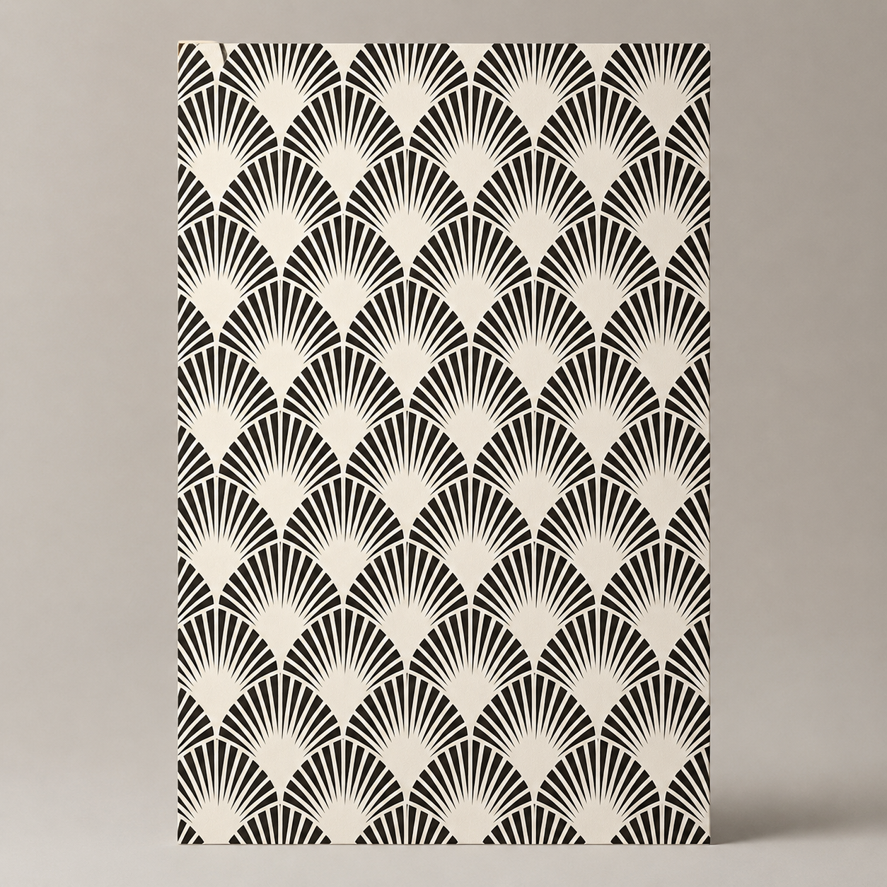 Art-déco-Tapete mit Fächermuster – Geometrische Wandverkleidung in Schwarz und Elfenbein